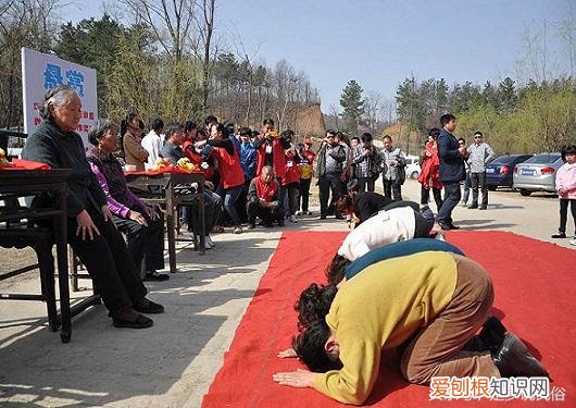 三叩九拜是什么意思？古代三叩九拜中，是哪三叩哪九拜?