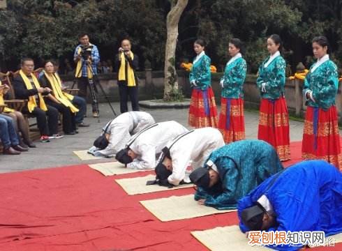 三叩九拜是什么意思？古代三叩九拜中，是哪三叩哪九拜?