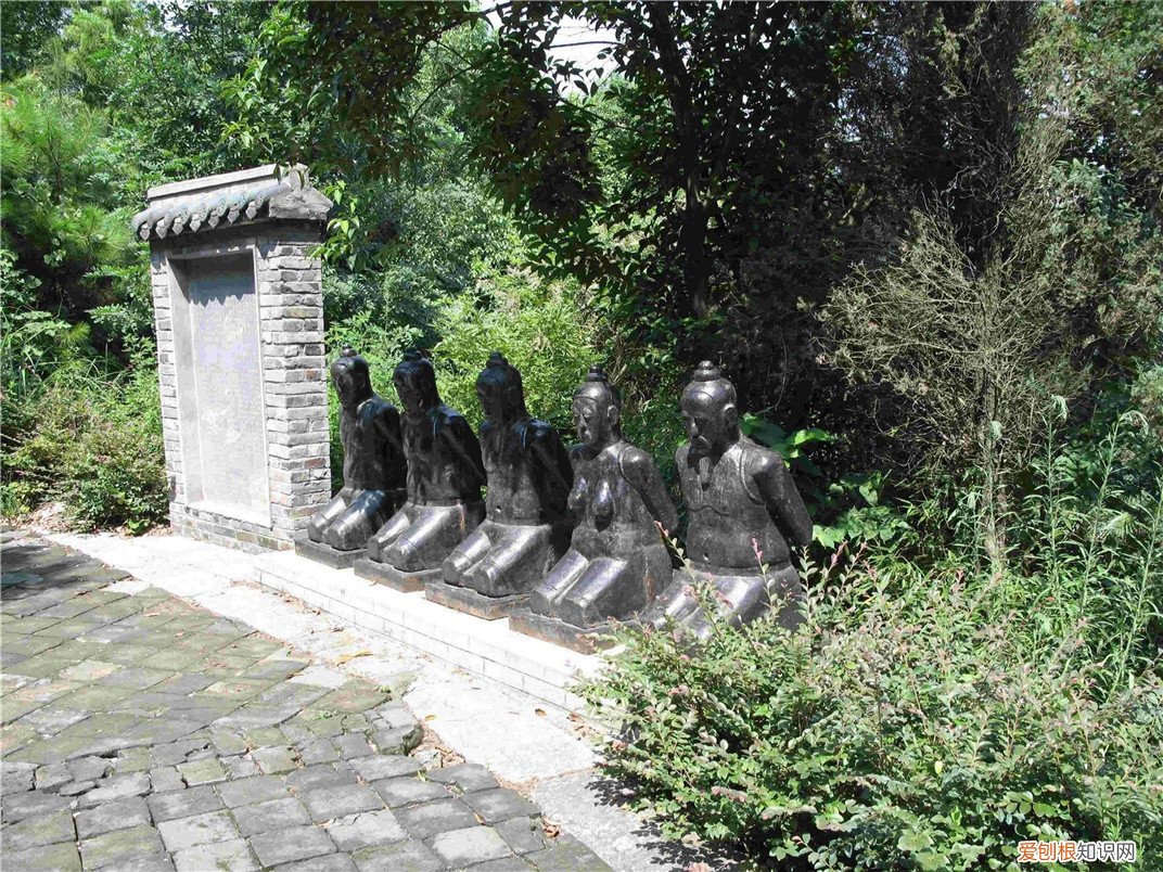 为何现在少了一个人跪？ 岳飞墓前跪五个人是谁