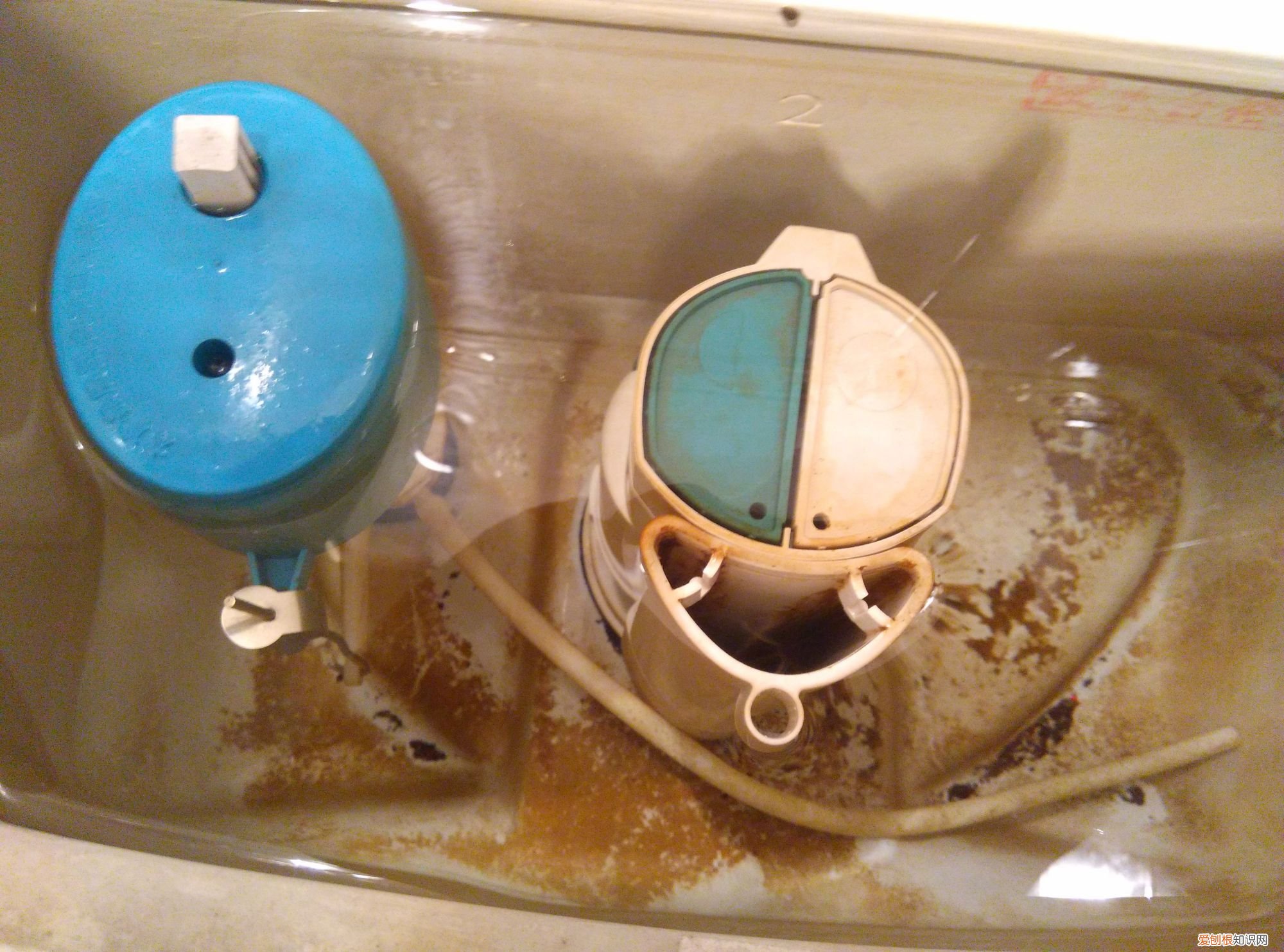 马桶水箱一直流水怎么修理？有这3个原因，自己就可以解决