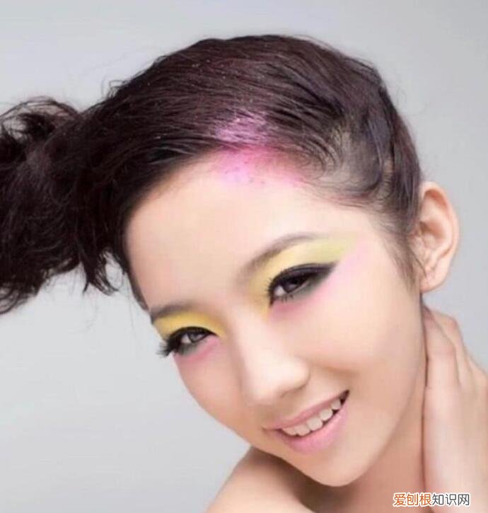 孟美岐早期牛奶照怎么回事?孟美岐牛奶浇身图片