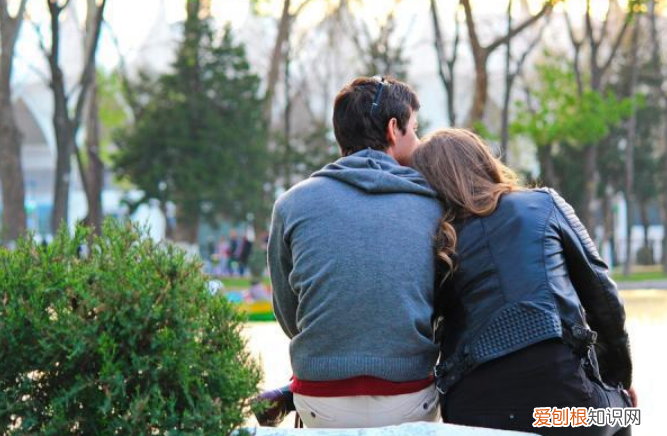 就会有这些举动，装不出来 爱一个人的表现