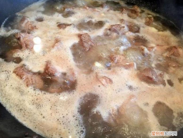 排骨汤怎么炖最好喝？记住4个小细节，汤鲜肉嫩