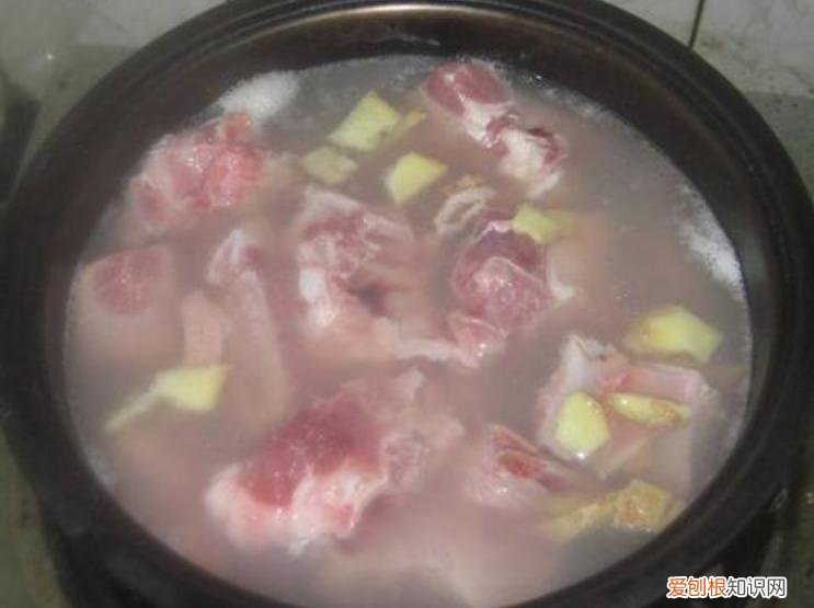 排骨汤怎么炖最好喝？记住4个小细节，汤鲜肉嫩