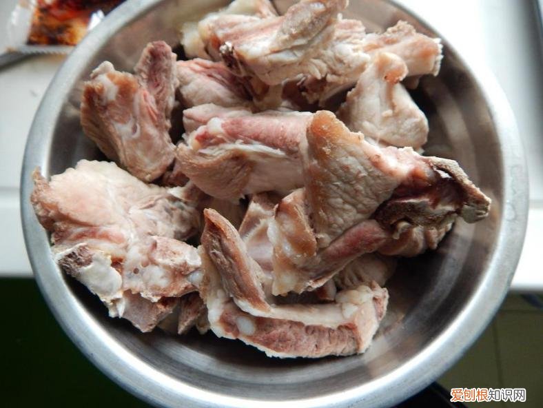 排骨汤怎么炖最好喝？记住4个小细节，汤鲜肉嫩