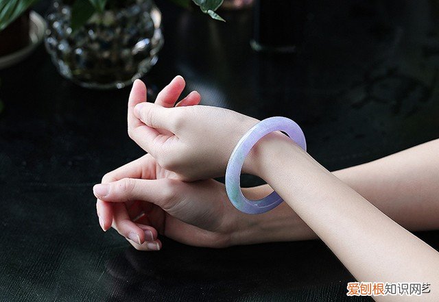 戴玉有什么好处？戴玉好处多，但有2种人要少戴玉