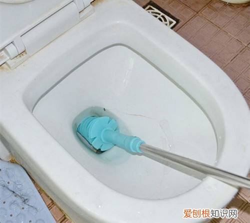 马桶堵塞怎么疏通？这1种方式可以帮到你