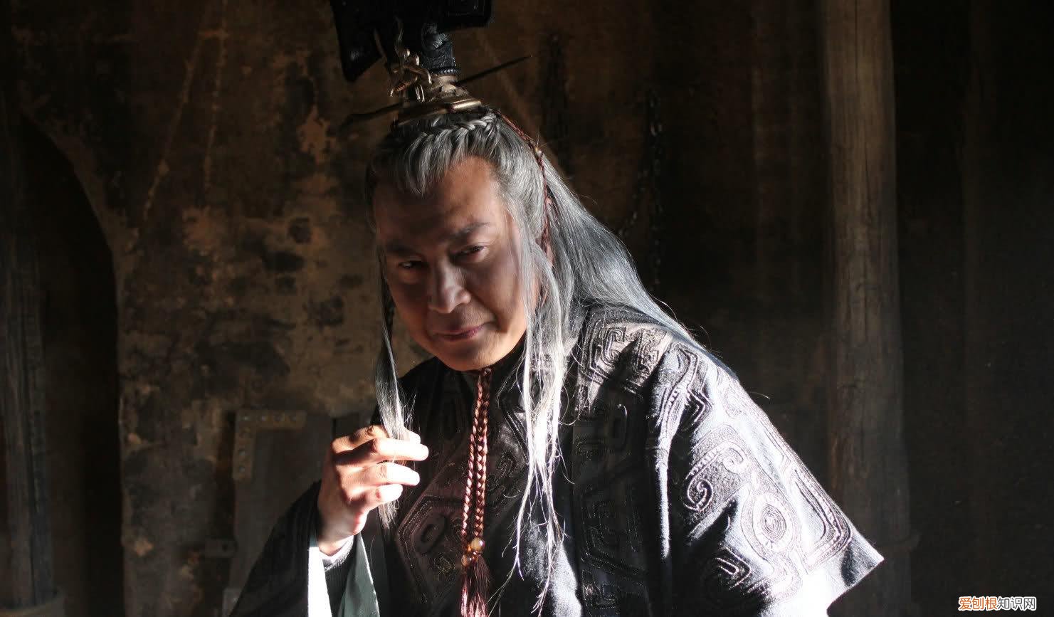 为何被秦二世腰斩灭族? 李斯为什么被腰斩