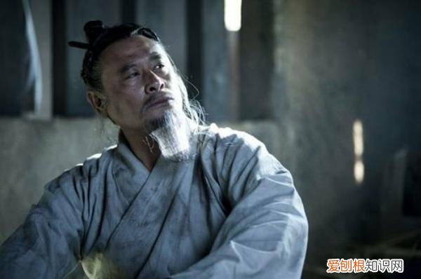 为何被秦二世腰斩灭族? 李斯为什么被腰斩