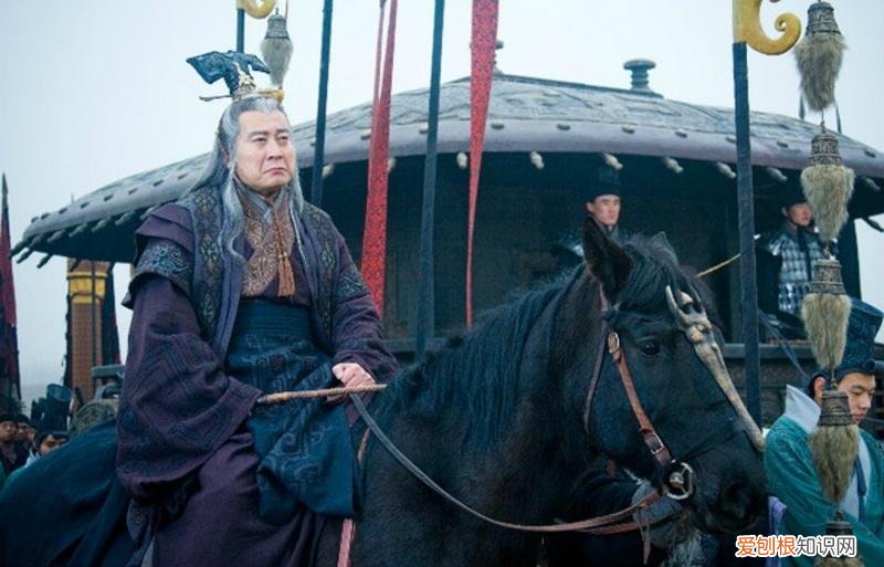 为何被秦二世腰斩灭族? 李斯为什么被腰斩