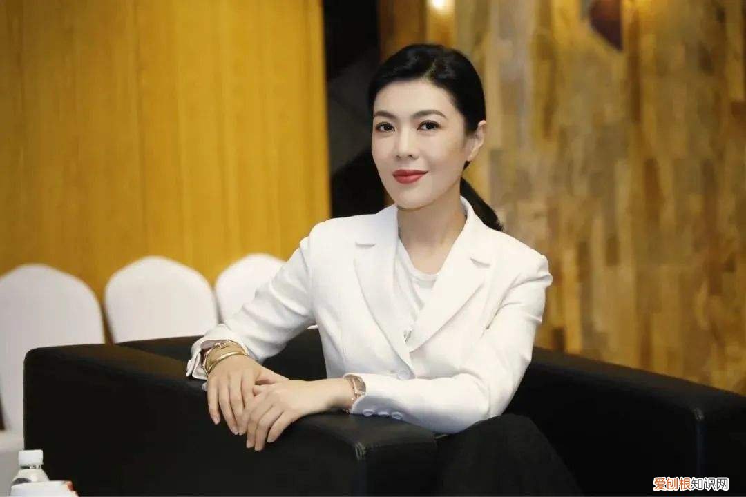 遭名门痞女洪晃暗讽 苏芒坐大腿事件是怎么回事