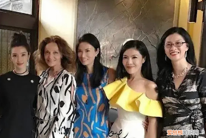 遭名门痞女洪晃暗讽 苏芒坐大腿事件是怎么回事