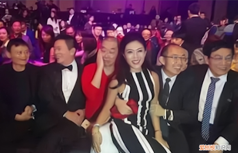 遭名门痞女洪晃暗讽 苏芒坐大腿事件是怎么回事