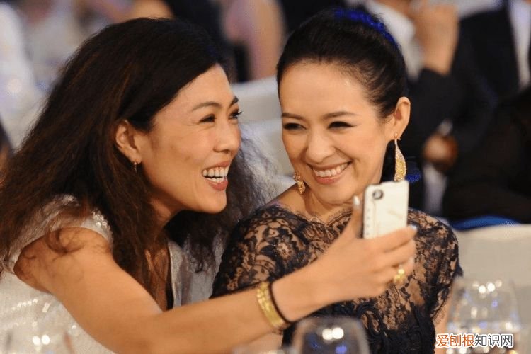 遭名门痞女洪晃暗讽 苏芒坐大腿事件是怎么回事