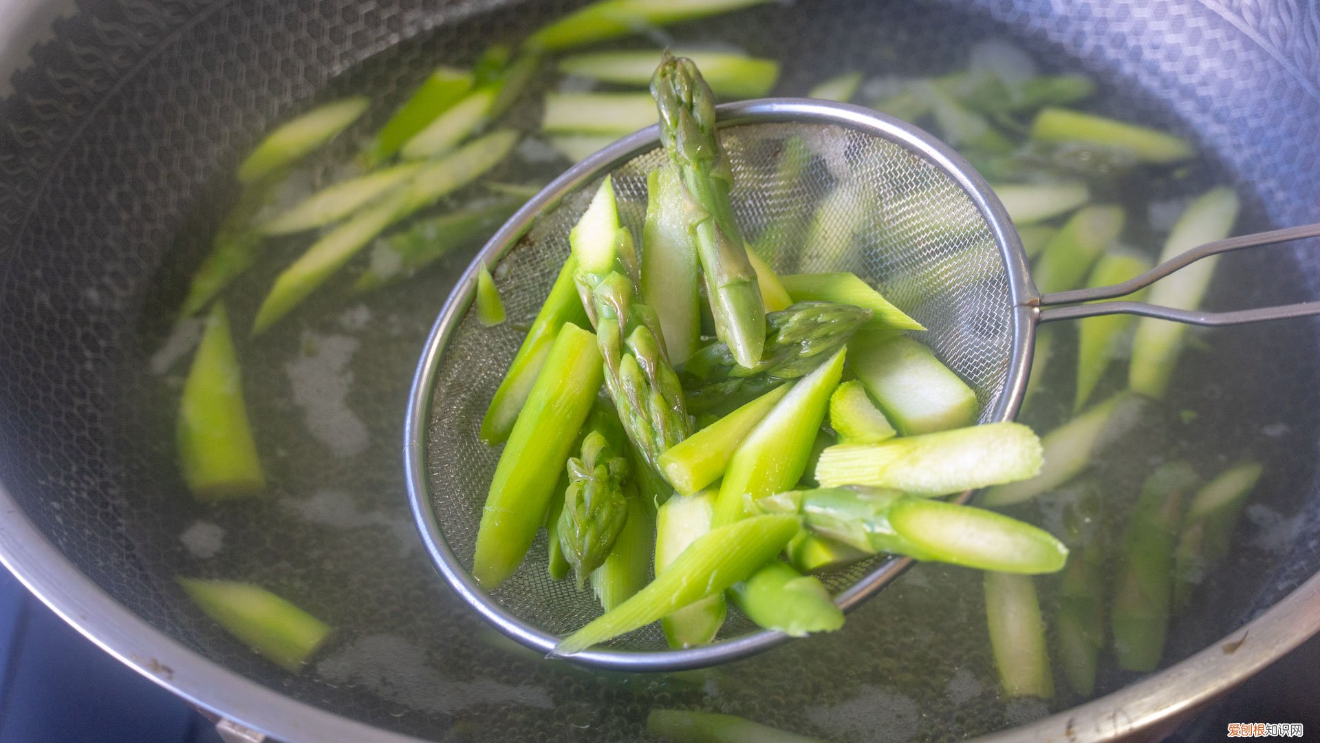 芦笋要削皮吗？需要根据芦笋的新鲜程度来决定