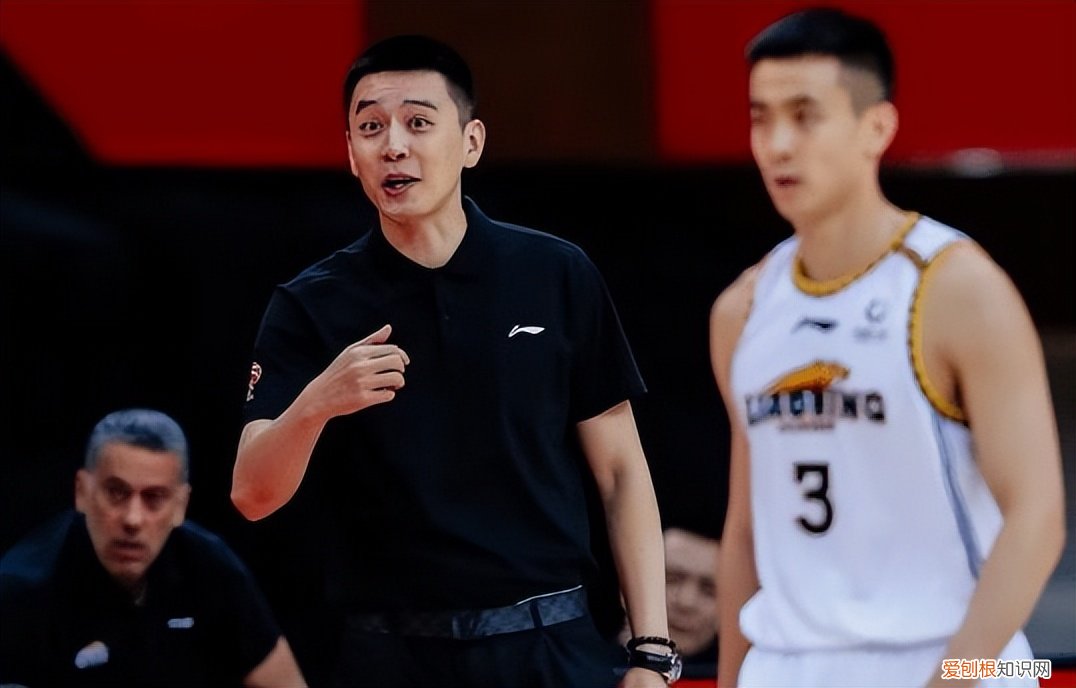 篮球儒帅杨鸣：白马少年到暴躁老哥 杨鸣个人资料图片