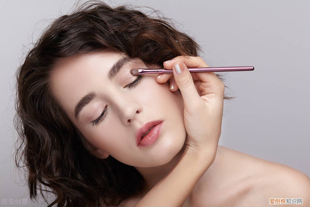 右眼跳女人是什么预兆 右眼跳怎么回事