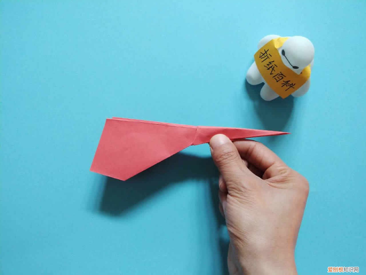 教你折出“飞最远”的纸飞机 能飞9000000米的纸飞机