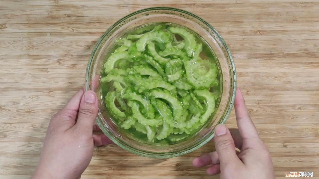 教你三招，翠绿好吃又不苦 苦瓜怎么炒好吃又不苦