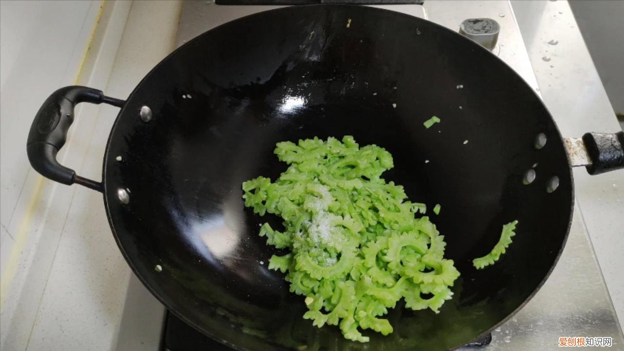 教你三招，翠绿好吃又不苦 苦瓜怎么炒好吃又不苦