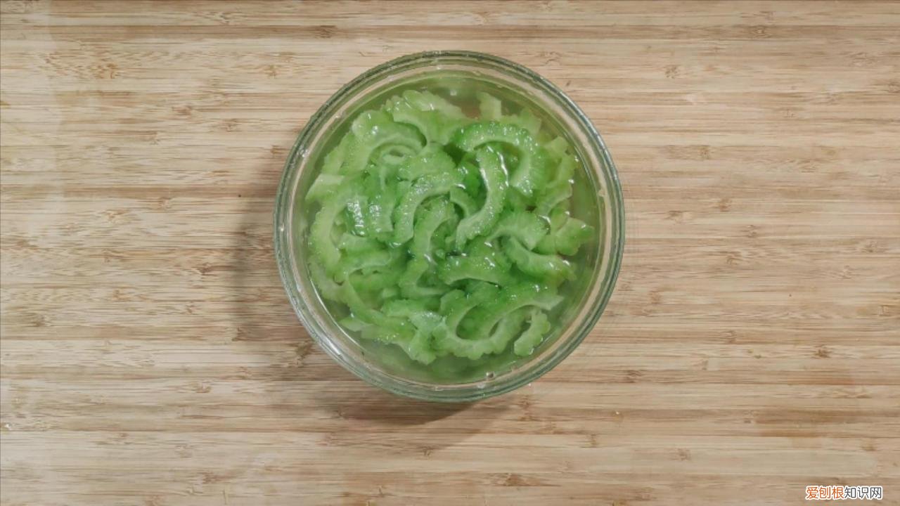教你三招，翠绿好吃又不苦 苦瓜怎么炒好吃又不苦