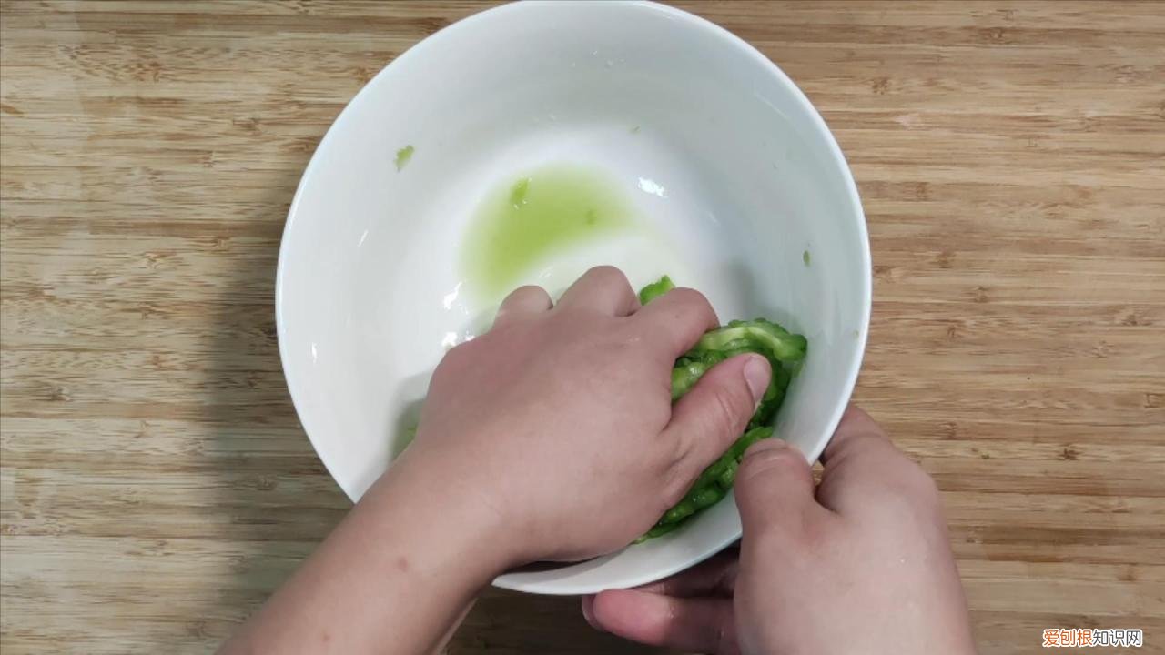 教你三招，翠绿好吃又不苦 苦瓜怎么炒好吃又不苦