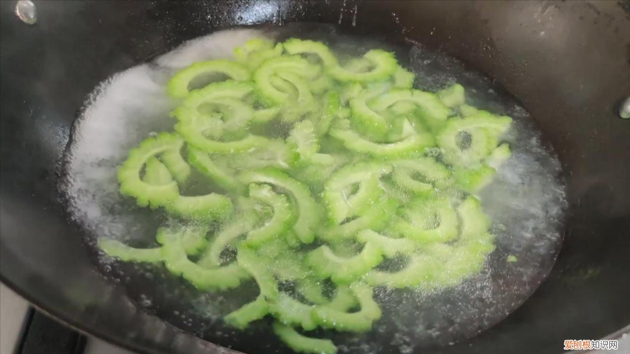 教你三招，翠绿好吃又不苦 苦瓜怎么炒好吃又不苦