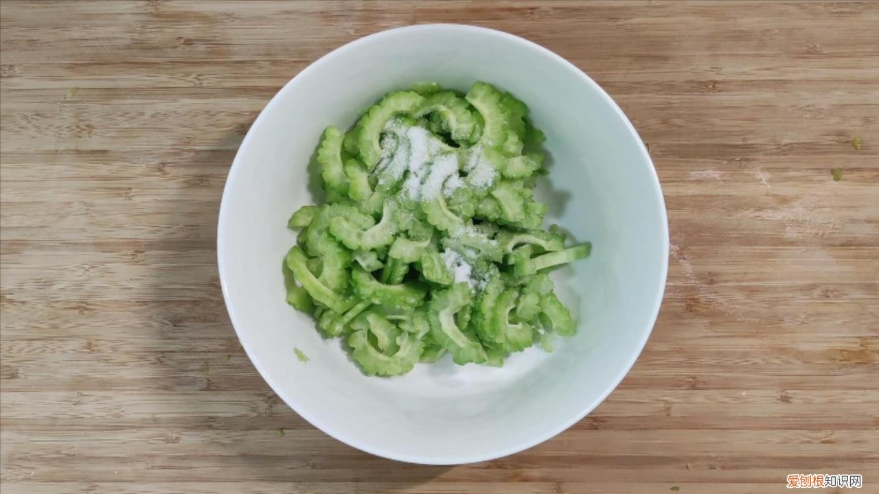 教你三招，翠绿好吃又不苦 苦瓜怎么炒好吃又不苦