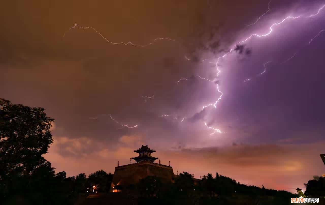 为什么会打雷?闪电和雷电是如何形成的