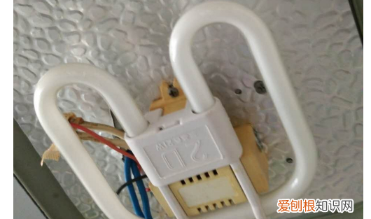 怎么换灯泡安全，卫生间的灯泡坏了如何更换