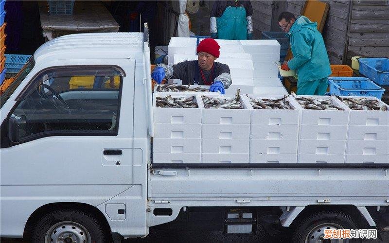 在小县城做哪些生意一年可以收入二三十万？ 县城开什么店赚钱快且稳