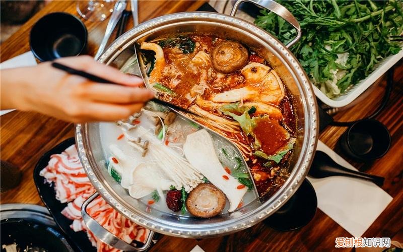 在小县城做哪些生意一年可以收入二三十万？ 县城开什么店赚钱快且稳