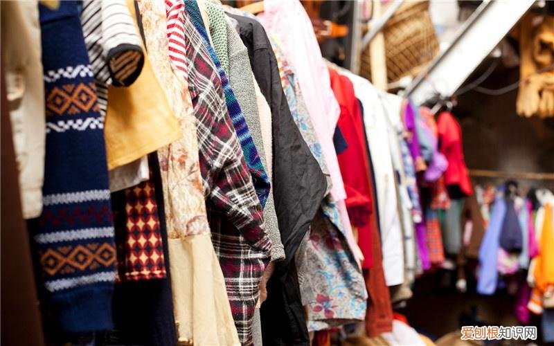 在小县城做哪些生意一年可以收入二三十万？ 县城开什么店赚钱快且稳