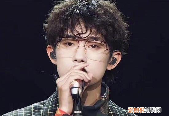 易烊千玺签的是谁，凡宇真实姓名