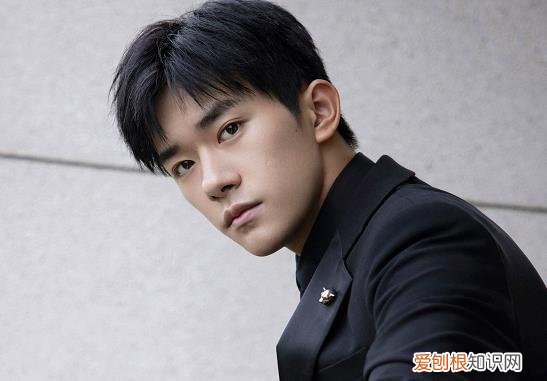 易烊千玺签的是谁，凡宇真实姓名