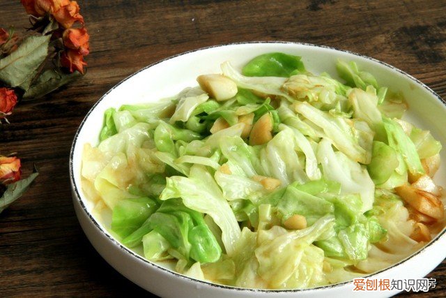 包菜怎样炒好吃又简单？包菜最好吃的做法，不费时不费事
