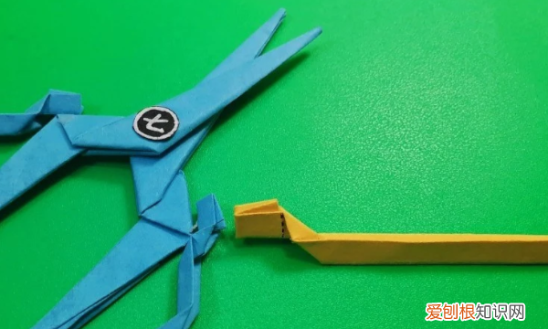 怎么用纸折刺客刀，双刃刀怎么折简单