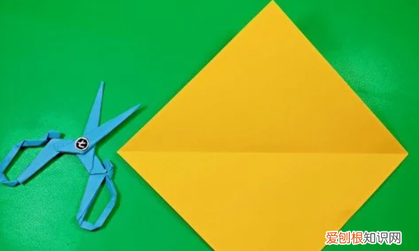 怎么用纸折刺客刀，双刃刀怎么折简单