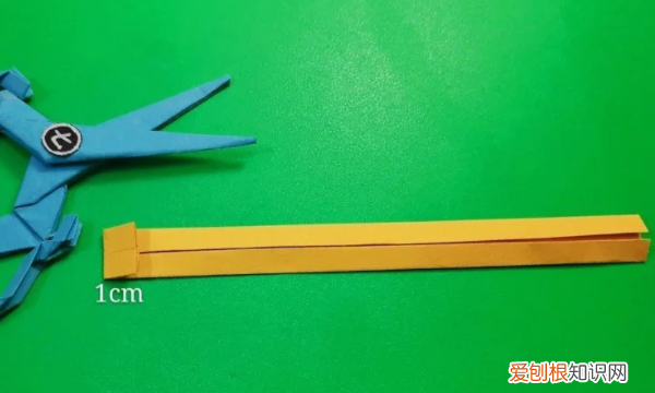 怎么用纸折刺客刀，双刃刀怎么折简单