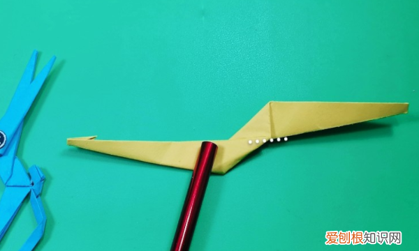 怎么用纸折刺客刀，双刃刀怎么折简单
