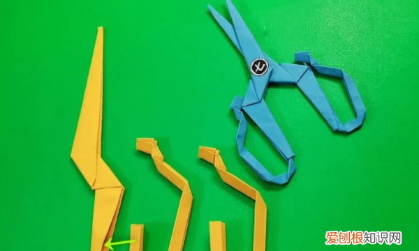 怎么用纸折刺客刀，双刃刀怎么折简单