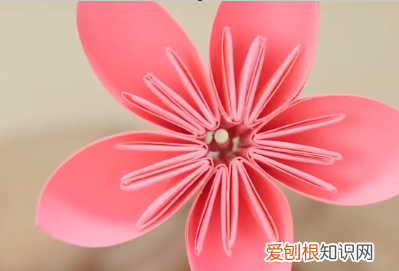 用纸做花朵的手工制作，怎么用纸做五个花瓣的纸花