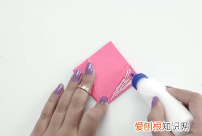 用纸做花朵的手工制作，怎么用纸做五个花瓣的纸花