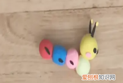 橡皮泥手工毛毛虫的做法，怎么用彩泥做小动物视频