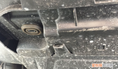 汽车底盘护板破了有必要换，车底盘塑料板破了要换吗多少钱