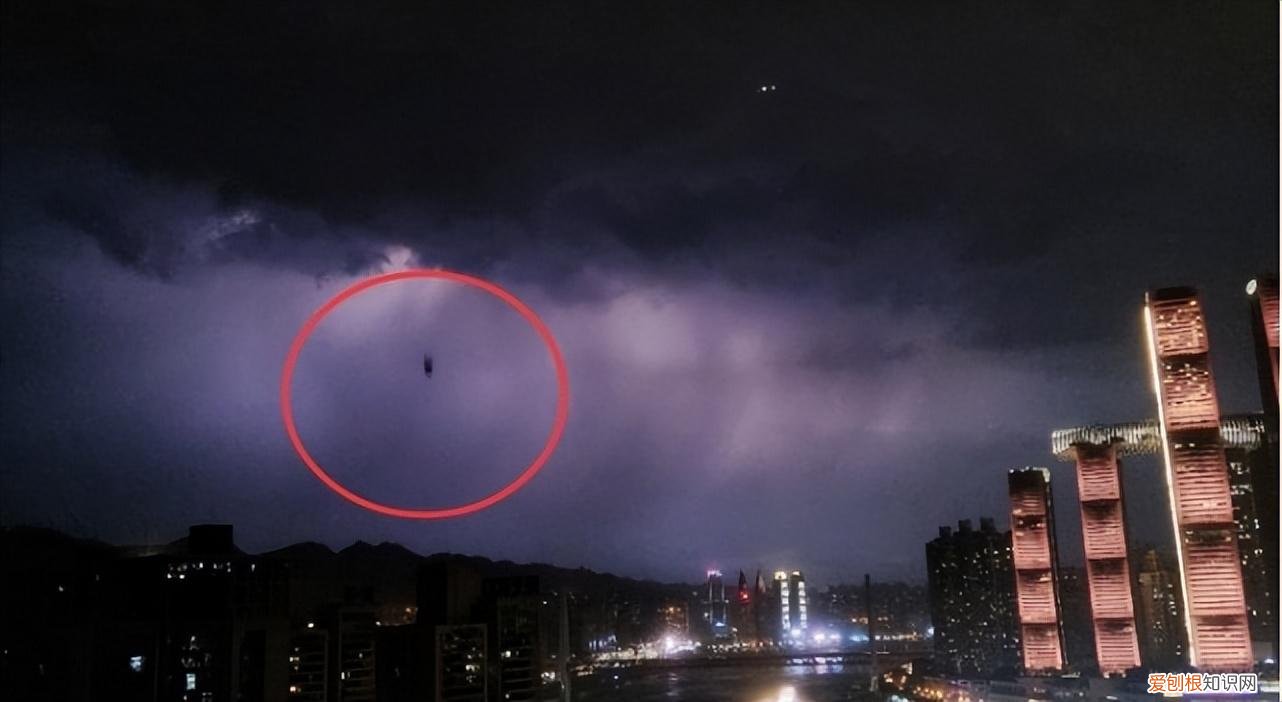 重庆上空出现巨型“雷暴云团”,有不明物体从空中掉落,那是什么