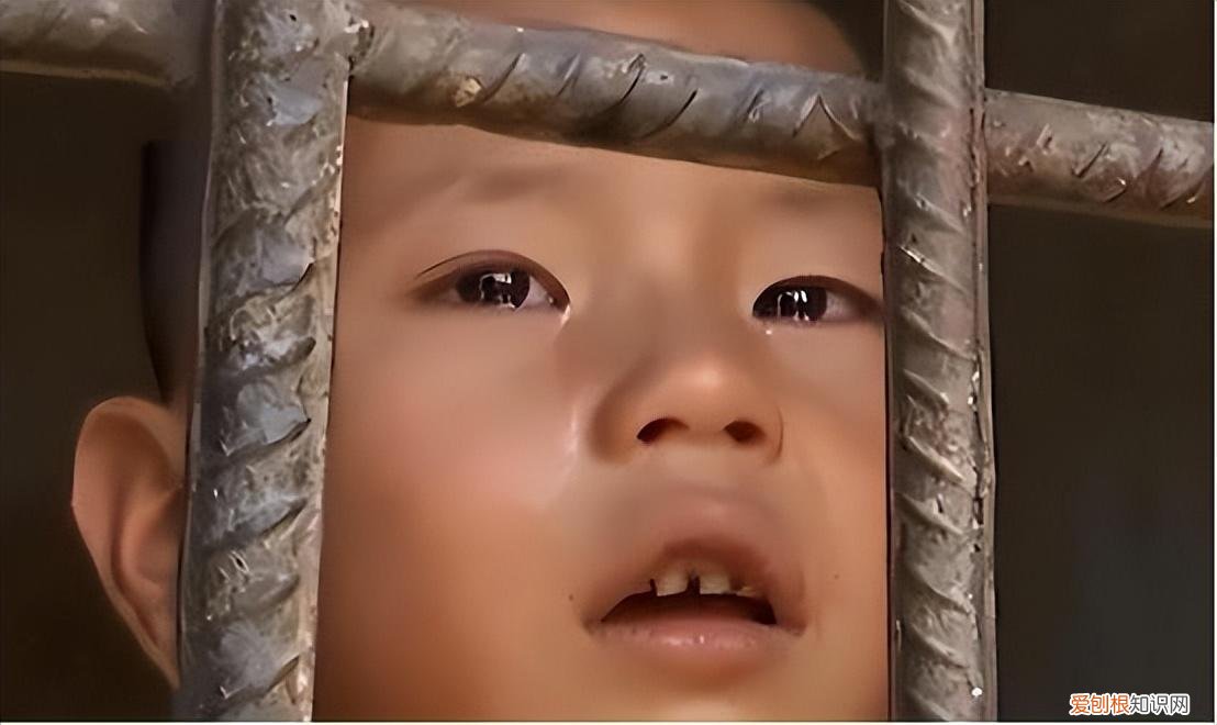 19年河北8岁男孩被父亲关进黑屋,哭声令人心碎,父亲:心如刀割