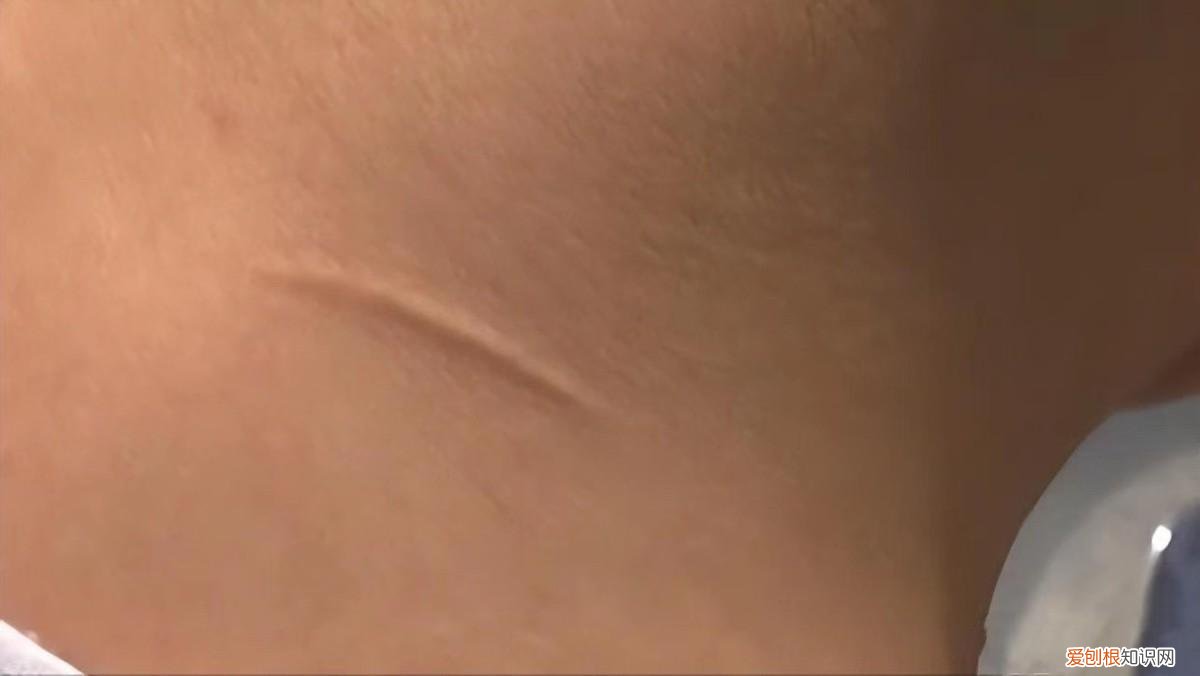 19年河北8岁男孩被父亲关进黑屋，哭声令人心碎，父亲：心如刀割