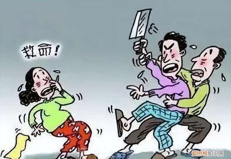 19年河北8岁男孩被父亲关进黑屋，哭声令人心碎，父亲：心如刀割