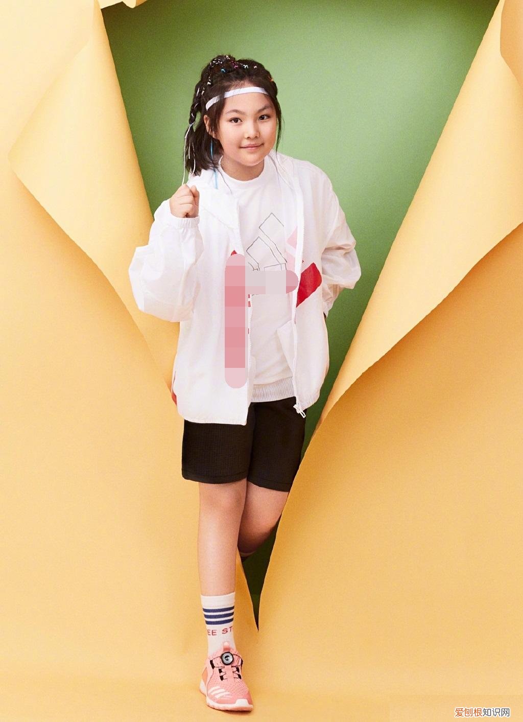 甜馨彻底长成李小璐翻版！祖孙三代同框，明星姥姥极简风最高级